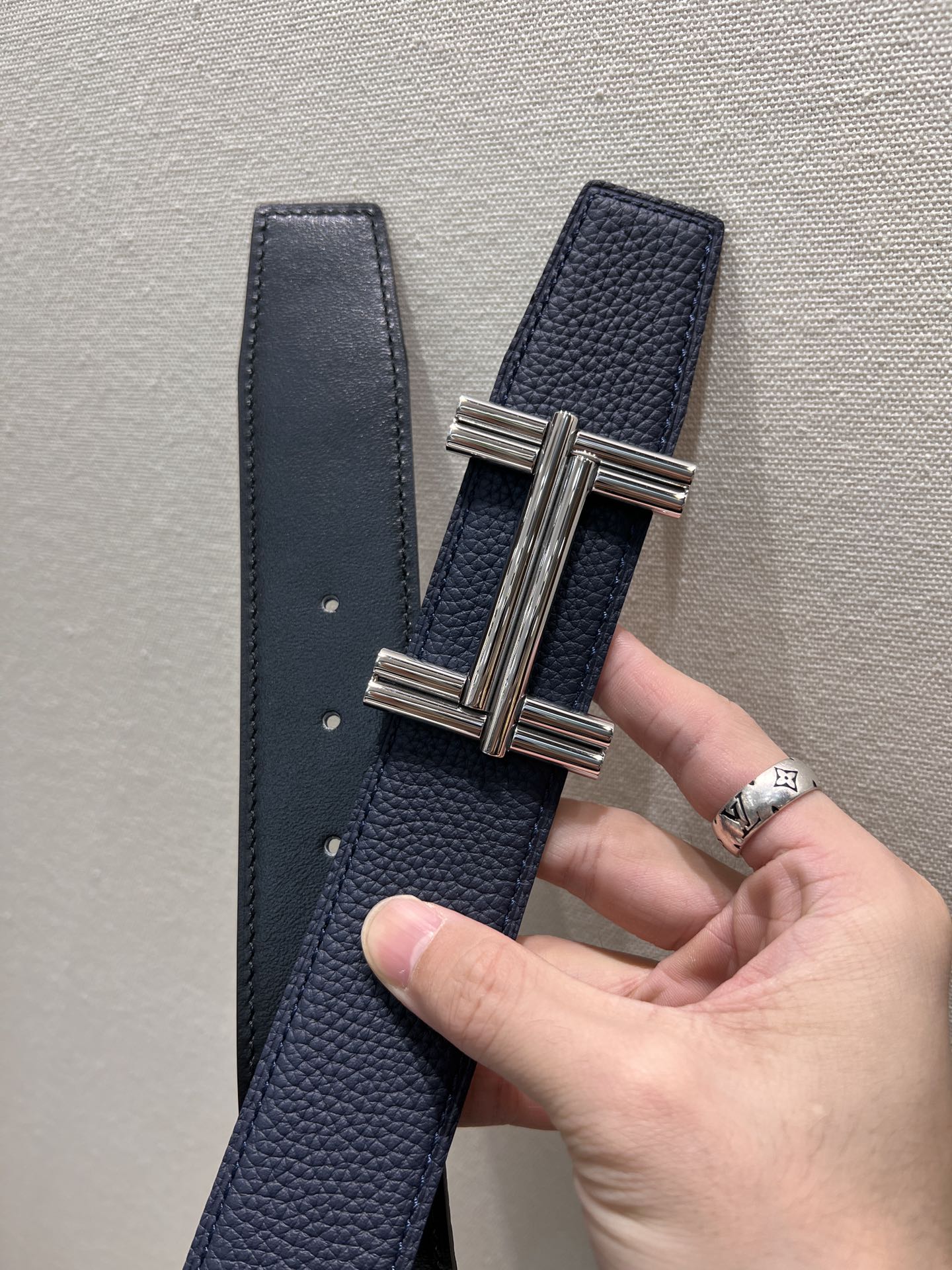 HM TRAVERSE BELT BUCKLE & REVERSIBLE NAVY BLUE LEATHER STRAP 38 MM SILVER HARDWARE